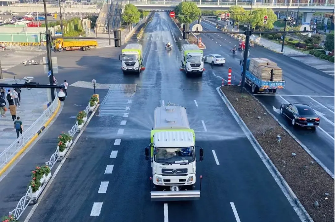 路面见本色丨NG娱乐环境新能源环卫装备服务上海进博会！