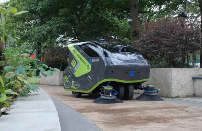 NG娱乐环境5G环卫机器人亮相2021中国创新创业成果交易会